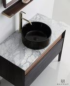 Valiant baderomsinnredning 1050 mm bygget i heltre valnøtt med toppmontert servant sett ovenfra. Vakker benkeplate i Carrara marmor, og detaljer i messing.