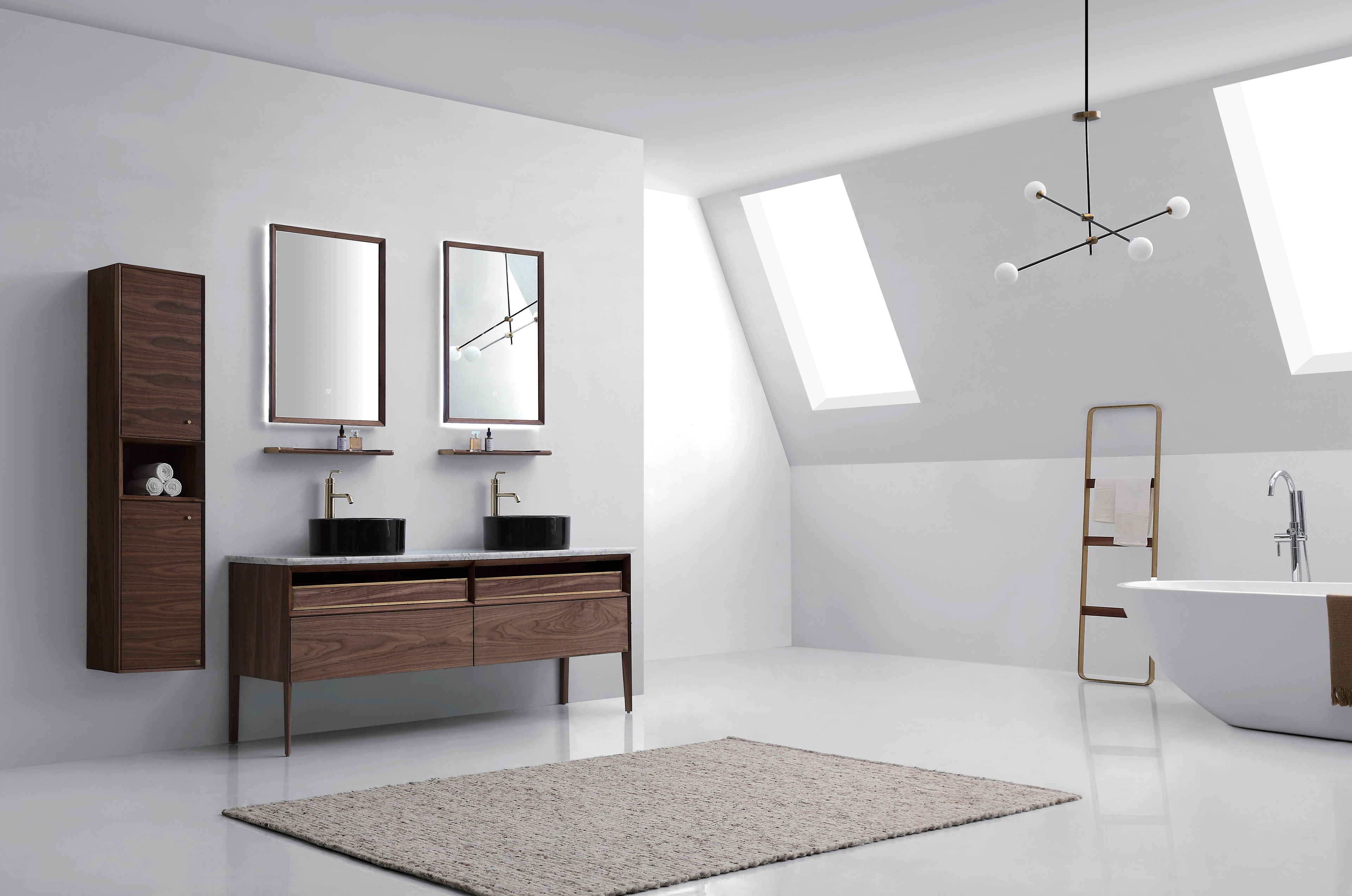 Elegant baderomsinnredning fra Brandt Bad sett skrått fra siden. Servantskapet er 1800 mm bredt med to sorte toppmonterte runde servanter og en vakker benkeplate i carrara marmor. Servantskapet og vegghengt sideskap er i naturlig valnøtt. Sideskapet har en åpen hylle og to dører. To speil med ramme i valnøtt og Led-belysning som lyser opp bak speilene. To elegante vegghyller i valnøtt er montert over hver servant.