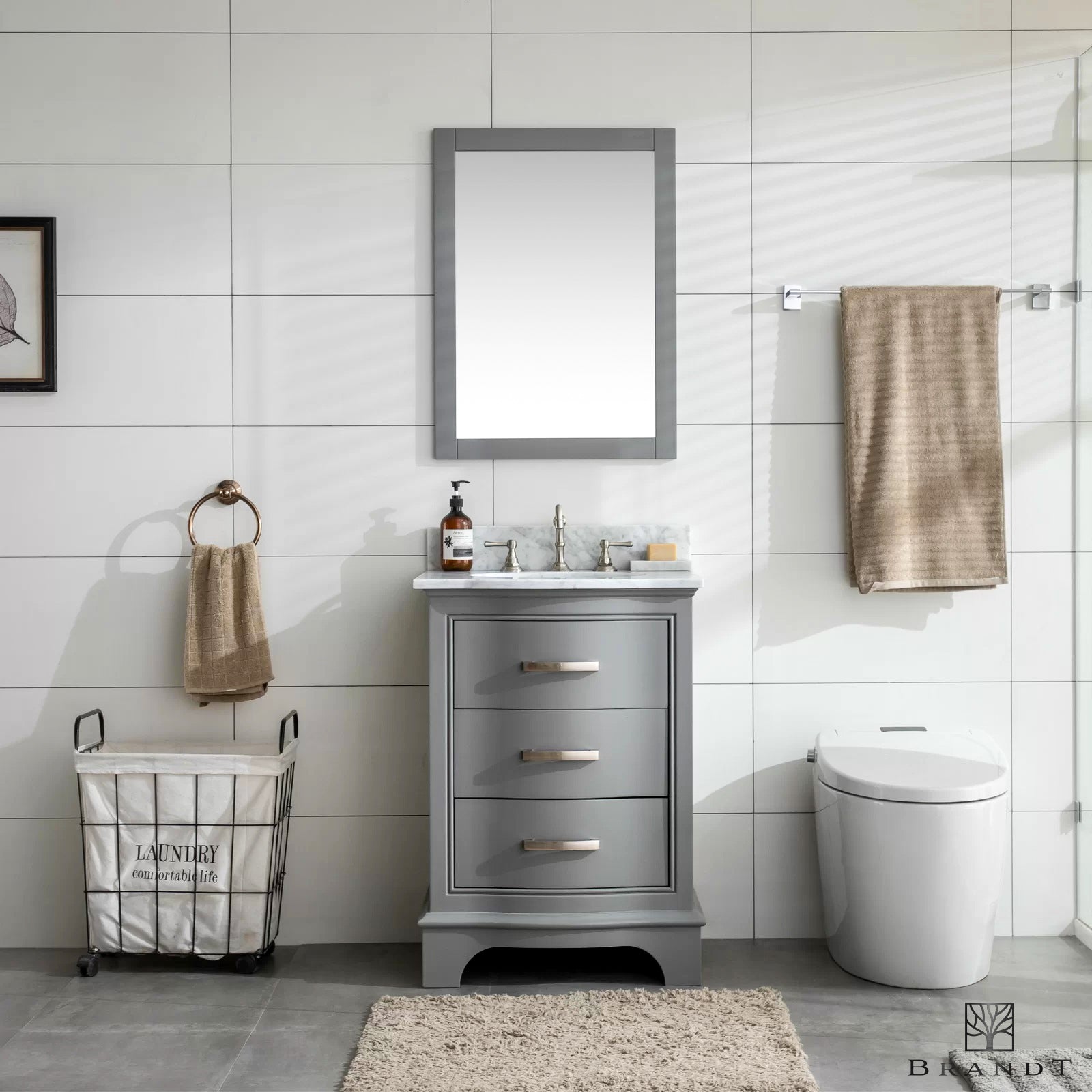 Gulvstående Heltre Servantskap i Antikkgrå fra Brandt Bad med Buede Fronter og benkeplate i Carrara Marmor sett forfra.