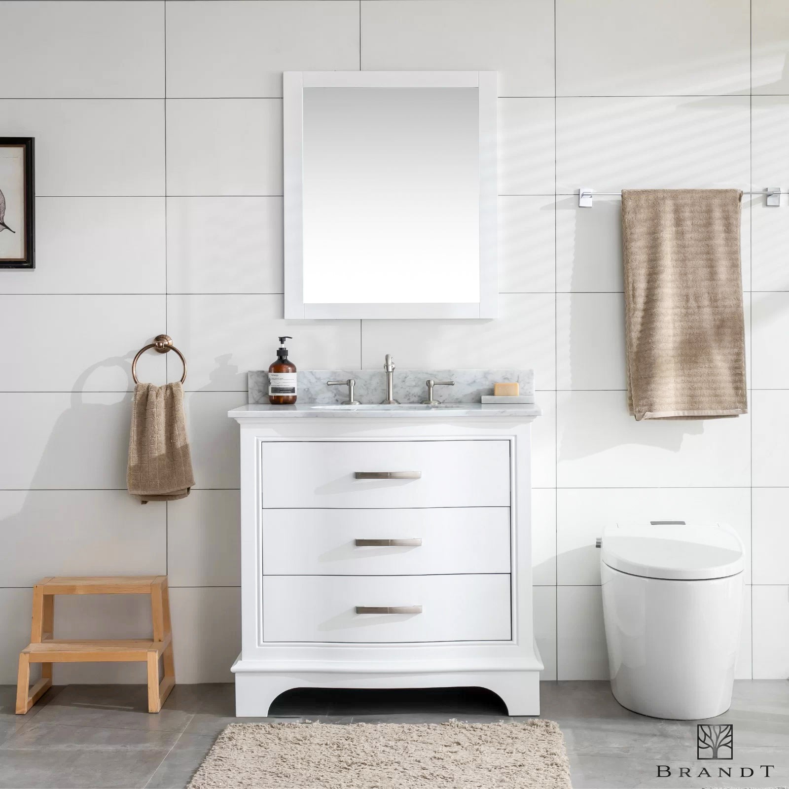 Gulvstående Heltre Servantskap i Klassisk Hvit fra Brandt Bad med Buede Fronter og benkeplate i Carrara Marmor sett forfra.